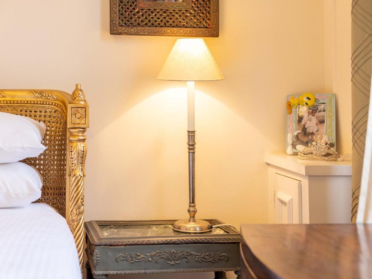 Pass The Keys Split-Floors Antique Apartment In Portobello Road Londra Esterno foto